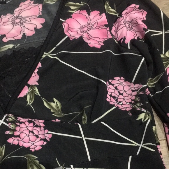 FMX COMFORT STRETCH FLORAL V NECK TOP - Picture 6 of 10